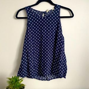 Pom-edge sleeve navy patterned tank